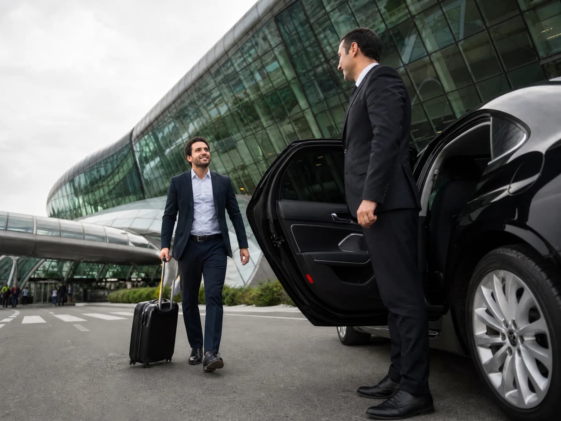 Bakıda hava limanı transferi ilə görüşən biznes səyyahı